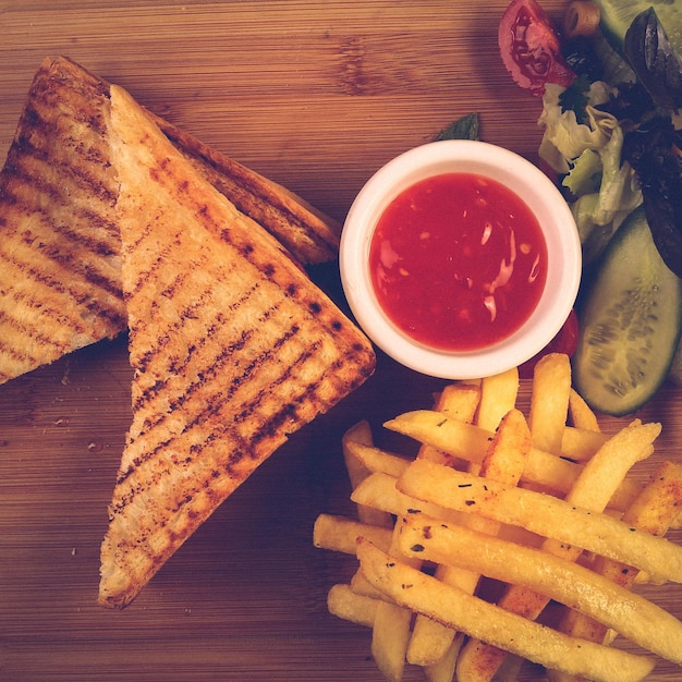 Délicieux petit-déjeuner toast turc traditionnel