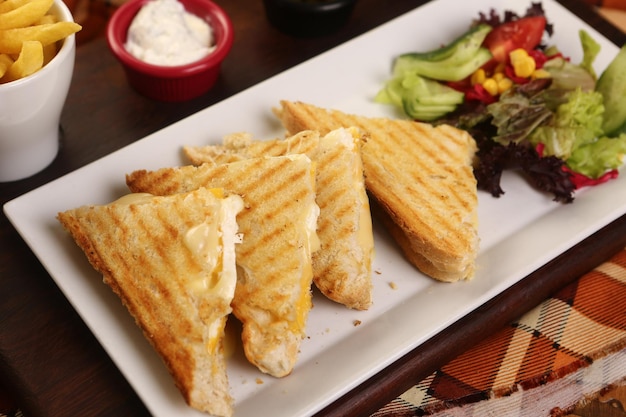 Délicieux petit-déjeuner toast turc traditionnel