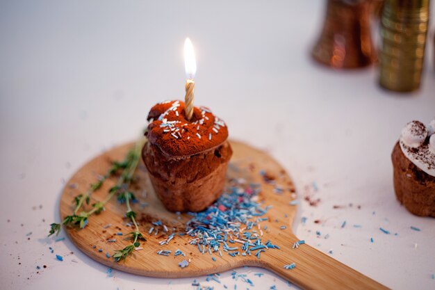 Délicieux petit gâteau d'anniversaire avec bougie sur la table