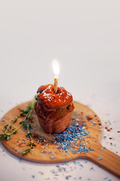 Délicieux petit gâteau d'anniversaire avec bougie sur la table