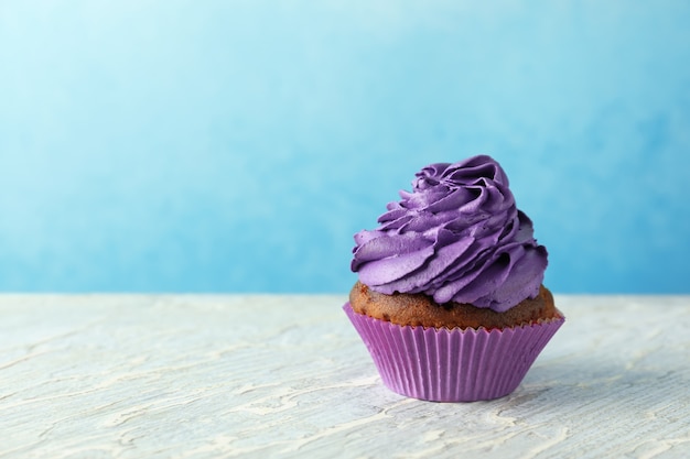 Délicieux petit gâteau sur la couleur