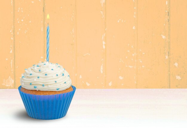 Délicieux petit gâteau à la crème sur fond