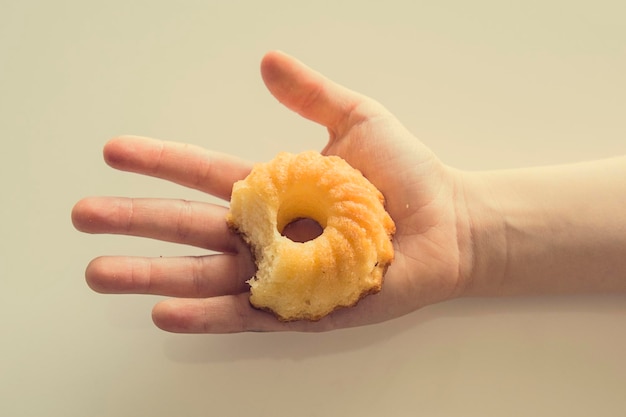 un délicieux petit gâteau de Pâques sur la main d'un enfant sur un fond clair