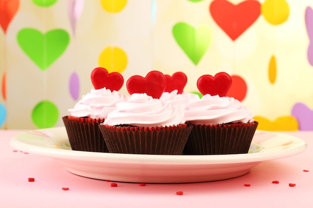 Délicieux petit gâteau pour la Saint-Valentin sur fond clair