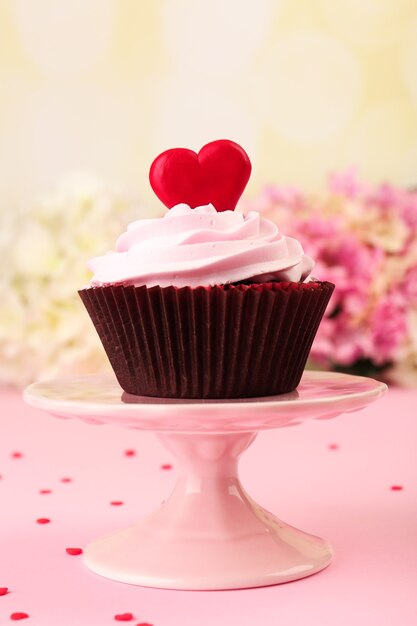 Photo délicieux petit gâteau pour la saint-valentin sur rose