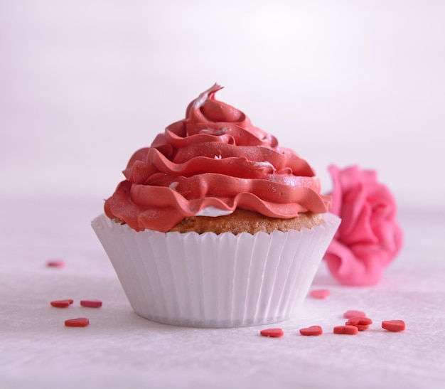 Délicieux petit gâteau sur table close-up