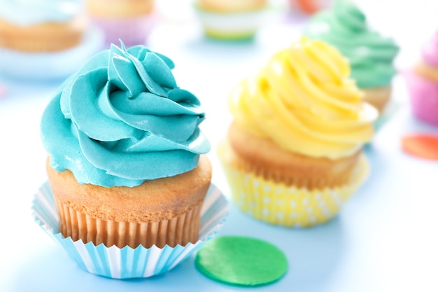 Délicieux petit gâteau sur table, gros plan