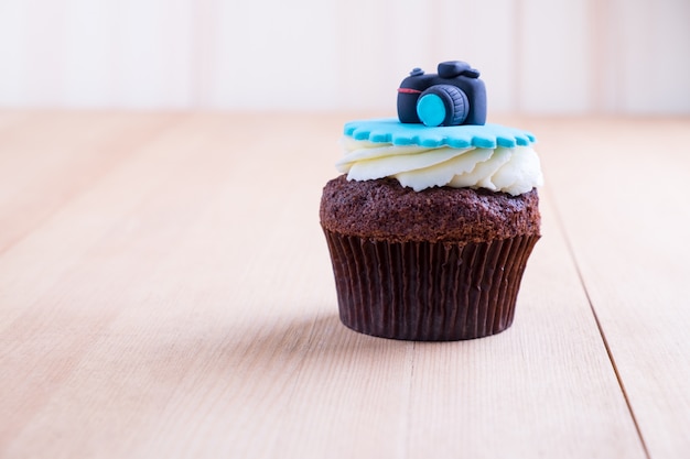 Délicieux petit gâteau sur table