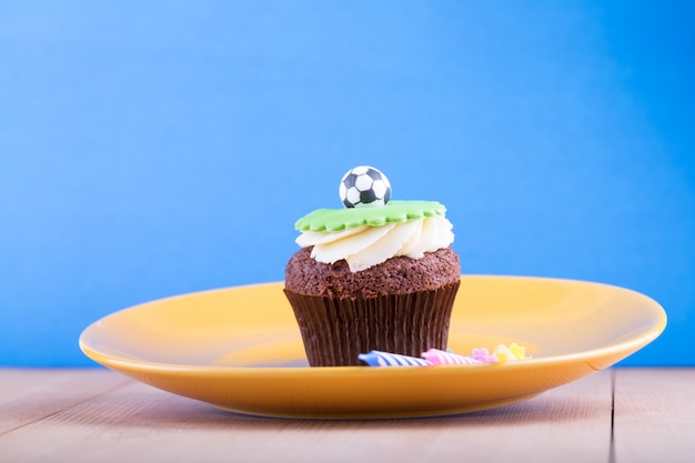 Délicieux petit gâteau sur table