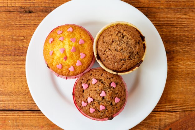 Délicieux petits gâteaux avec confiserie coeur