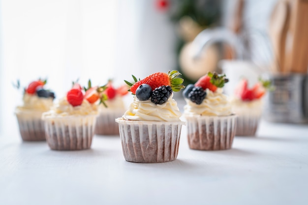 Délicieux petits gâteaux à la crème de yaourt et aux baies fraîches