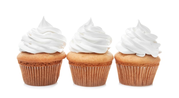 Délicieux petits gâteaux sur fond blanc