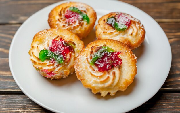 délicieux petits gâteaux sur fond de bois