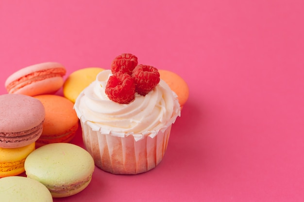 Délicieux petits gâteaux sur fond rose clair