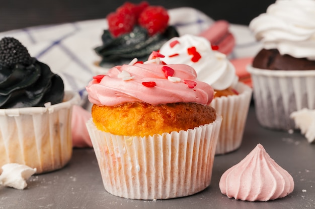 Délicieux petits gâteaux à la framboise dans le noir - Dessert sucré fait à la main