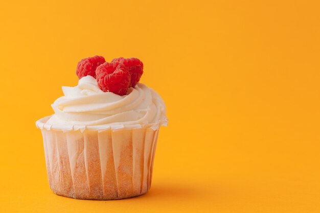 Délicieux petits gâteaux avec glaçage sur un jaune