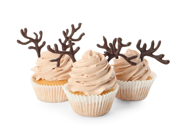 De délicieux petits gâteaux de Noël avec des bois de renne au chocolat sur fond blanc