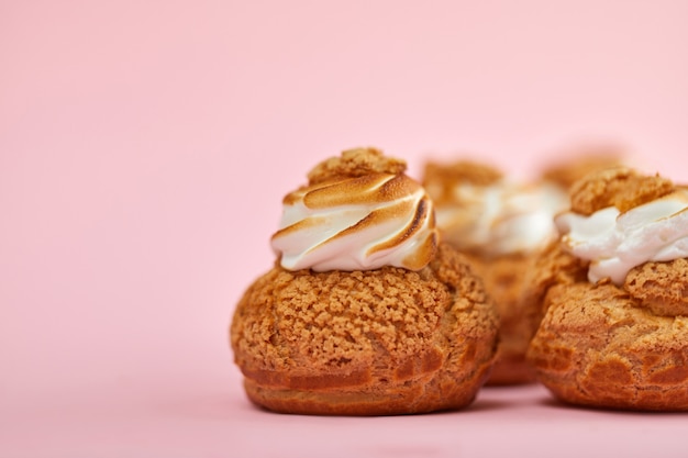 Délicieux petits gâteaux sucrés sur le fond rose