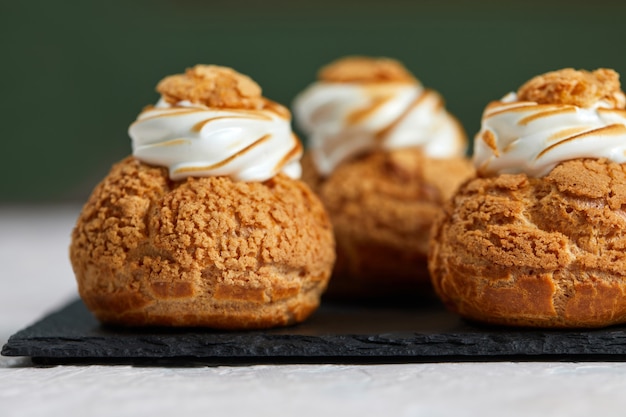 Délicieux petits gâteaux sucrés sur le plateau noir