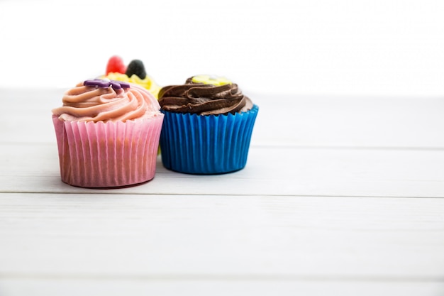 Délicieux petits gâteaux sur une table