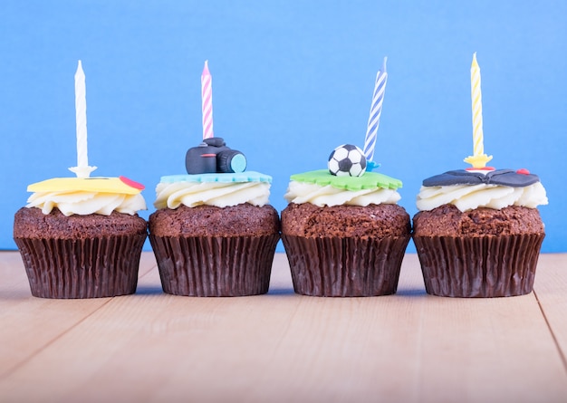 Délicieux petits gâteaux sur table