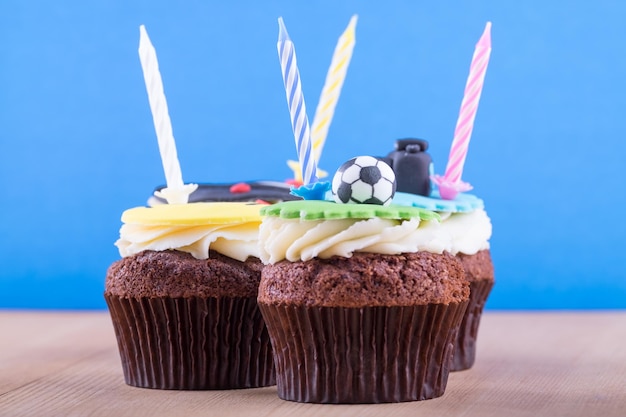 Délicieux petits gâteaux sur table