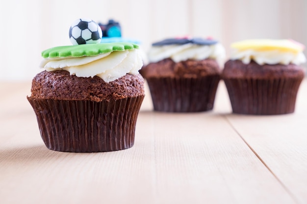 Délicieux petits gâteaux sur table