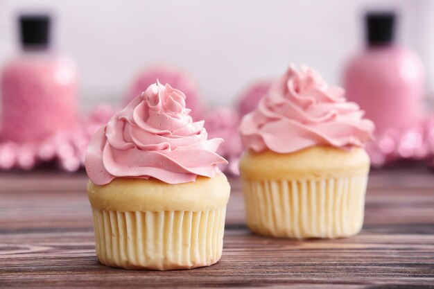 Délicieux petits gâteaux à la vanille sur table