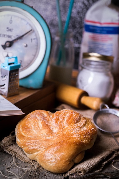 Délicieux petits pains appétissants et café pour le petit déjeuner