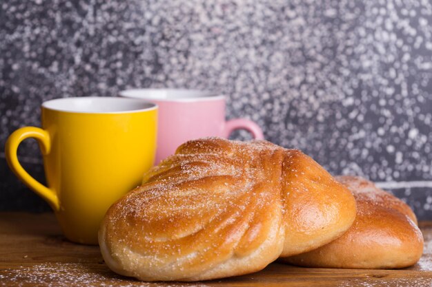 De délicieux petits pains appétissants et du café pour le petit déjeuner