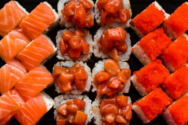 De Délicieux Petits Pains Au Caviar Et à La Chair De Poisson Rouge Dans La Cuisine Japonaise. Cuisine Japonaise, Vue De Dessus