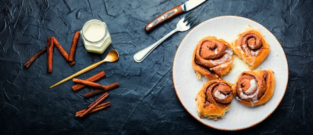 Délicieux petits pains à la cannelle.Cinabres faits maison sur une assiette. Petits pains appétissants