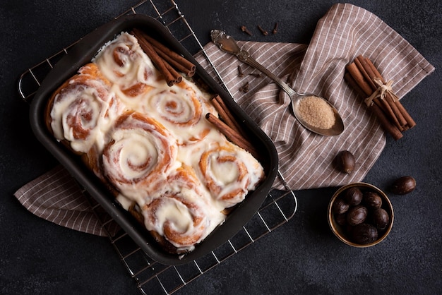 Délicieux petits pains à la cannelle faits maison bonbons d'hiver traditionnels