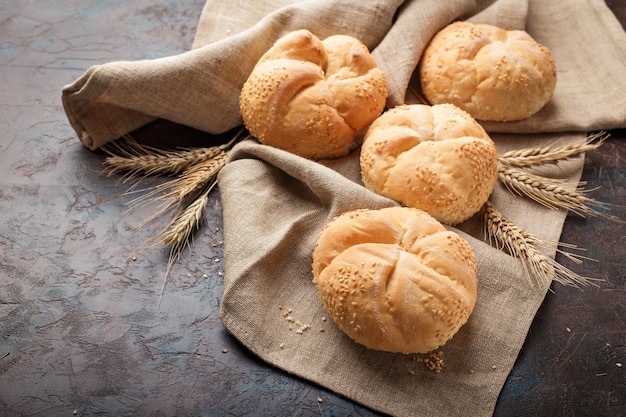 Délicieux petits pains frais aux graines de sésame