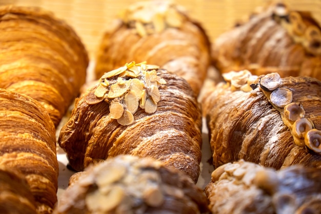 De délicieux petits pains frais et des croissants aux noix sont sur le comptoir de la boulangerie Croissants français aux pistaches et noisettes vue de dessus Gâteaux faits maison