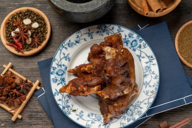 Délicieux pieds de cochon rôti sur l'assiette