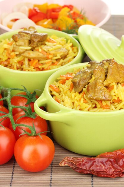 Délicieux pilaf aux légumes sur la table en gros plan