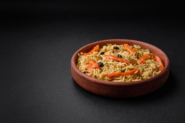 Délicieux pilaf ouzbek au poulet carottes épices et herbes d'épine-vinette