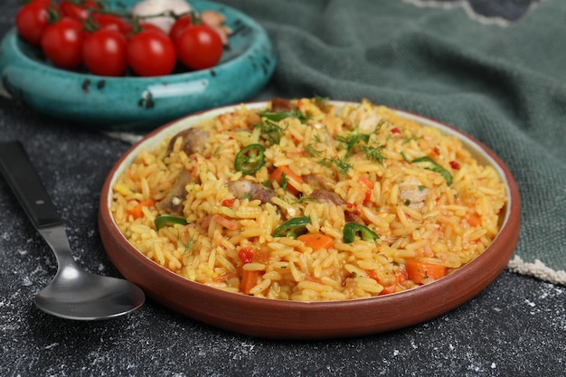 Délicieux pilaf avec de la viande servi sur un gros plan de table texturé noir