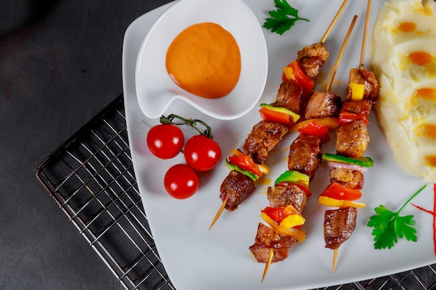 Délicieux Plat De Brochettes De Viande Grillée Et De Purée De Pommes De Terre