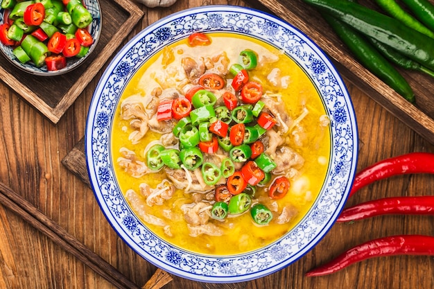 Un délicieux plat cantonais chinois avec du bœuf en soupe dorée