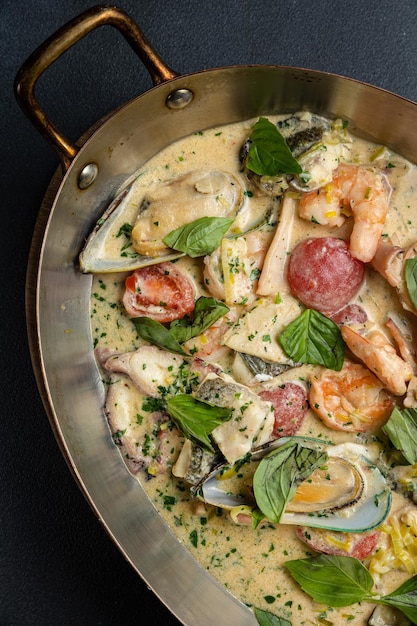 un délicieux plat de fruits de mer dans un restaurant