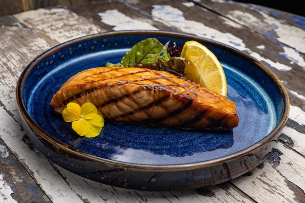 Un délicieux plat de poisson d'un restaurant