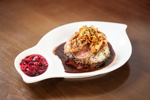 Délicieux plat de poitrine de canard avec riz et chutney