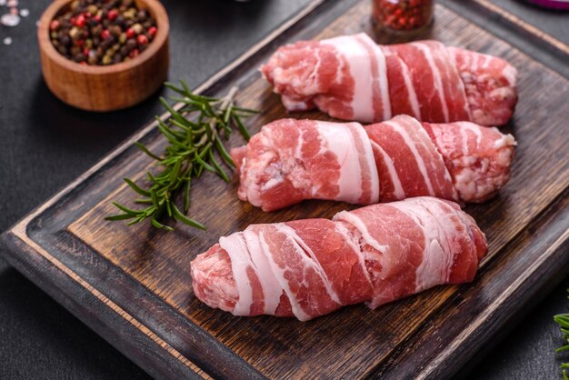 Un délicieux plat de porc haché enveloppé de délicieux morceaux de bacon