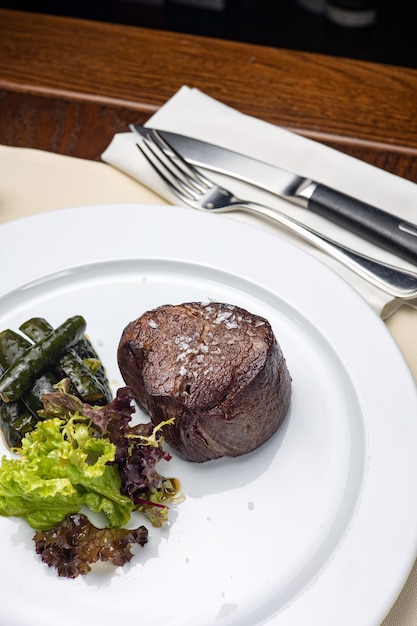 Un délicieux plat de viande d'un restaurant