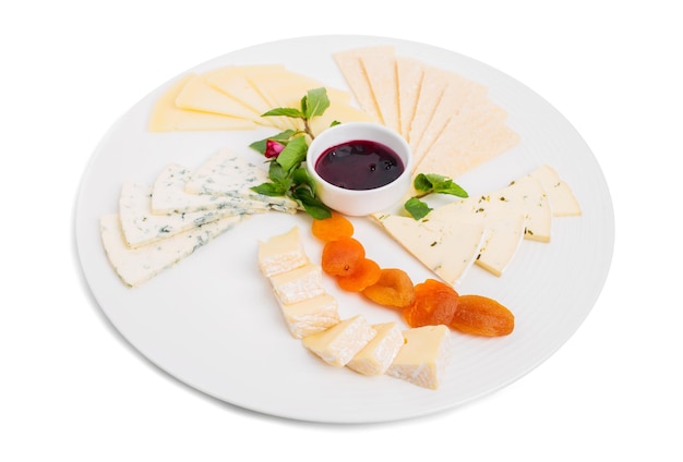 Délicieux plateau de fromages italiens avec abricots secs et sauce aux baies sucrées isolé sur fond blanc