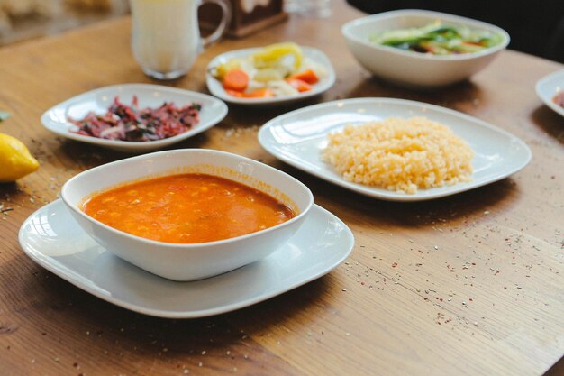 Délicieux plats maison, soupe, pilaf et ayran