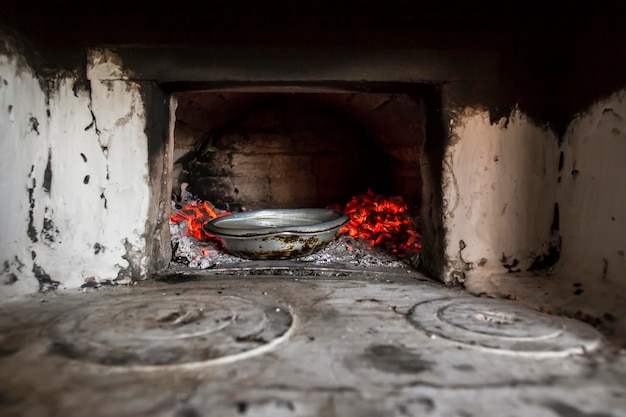 De délicieux plats nourrissants sont préparés dans l'ancien four du village russe sur du charbon de bois