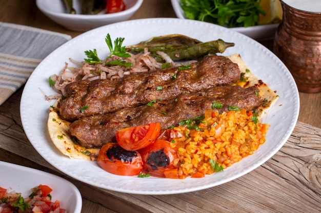 De délicieux plats turcs traditionnels; Adana kebab